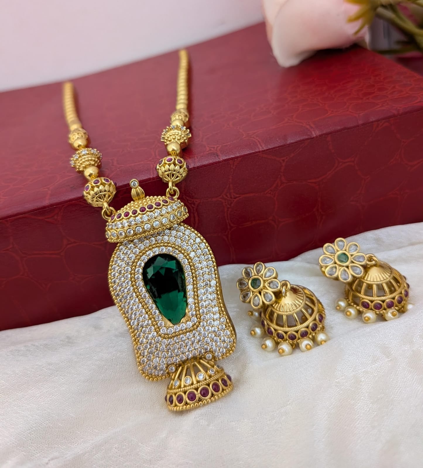 AD white and green stone necklace