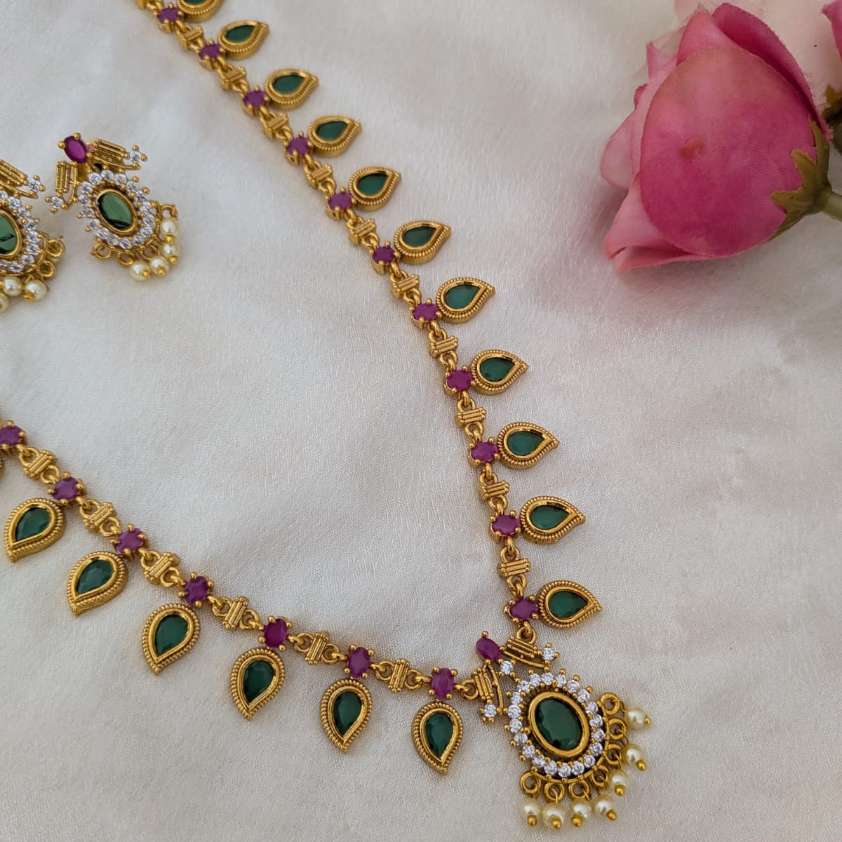 Long mango long necklace  white
