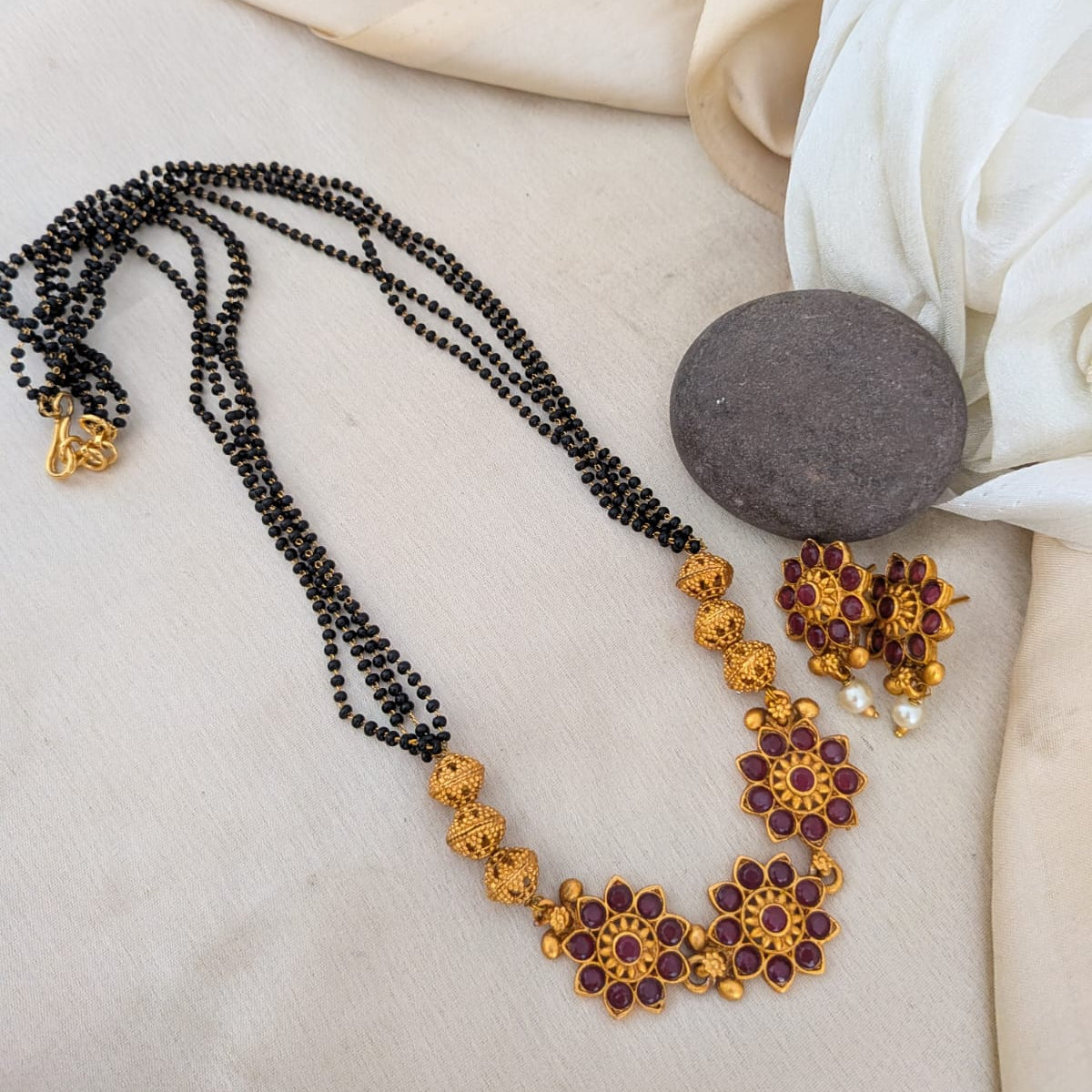 Kemp stone Flower  mangalsutra