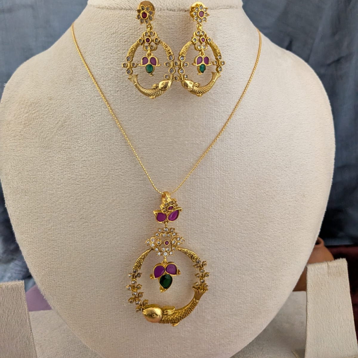 Kemp stone fish with Flower design Pendant chain set