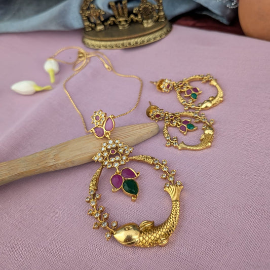 Kemp stone fish with Flower design Pendant chain set