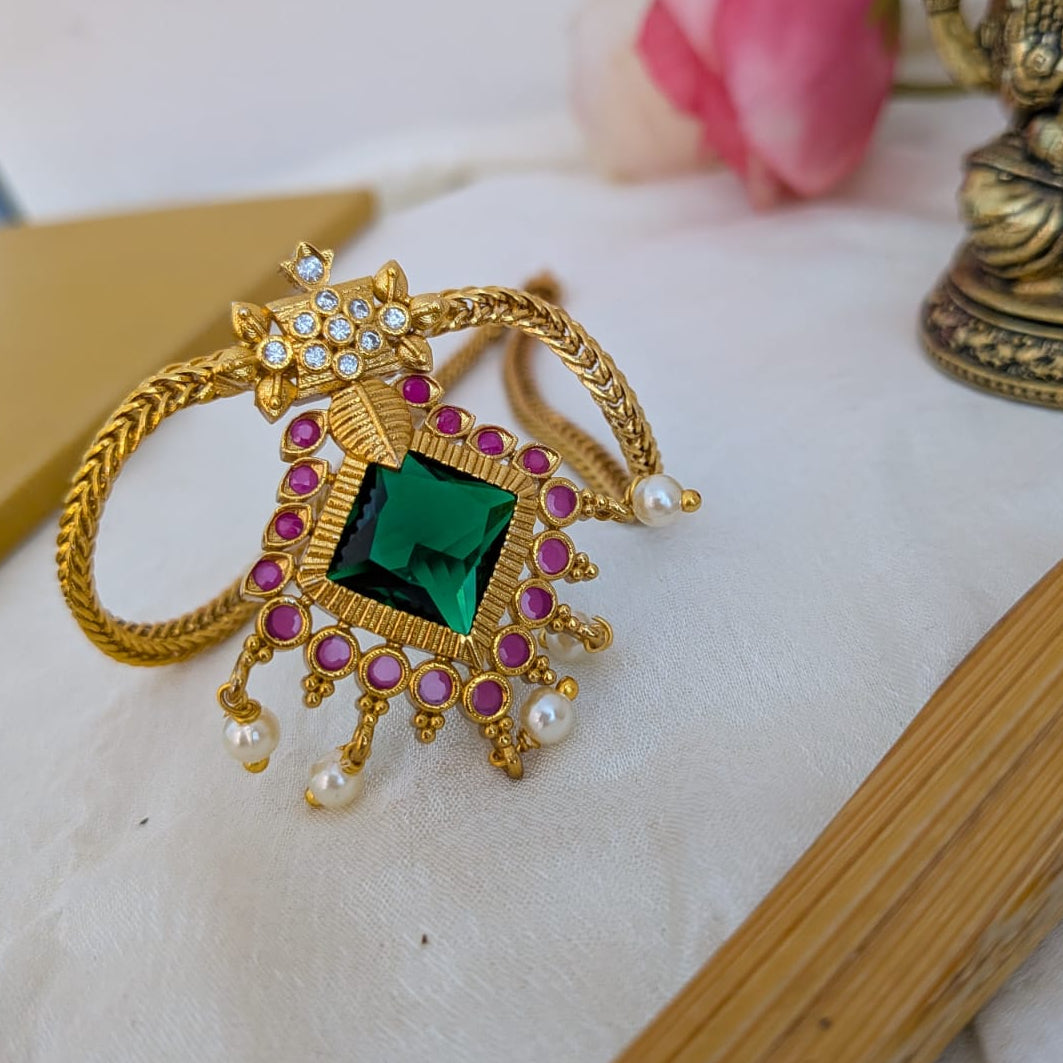 Green stone choker