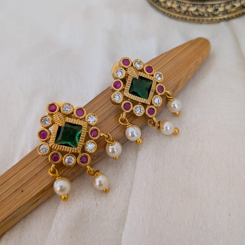 Green stone choker