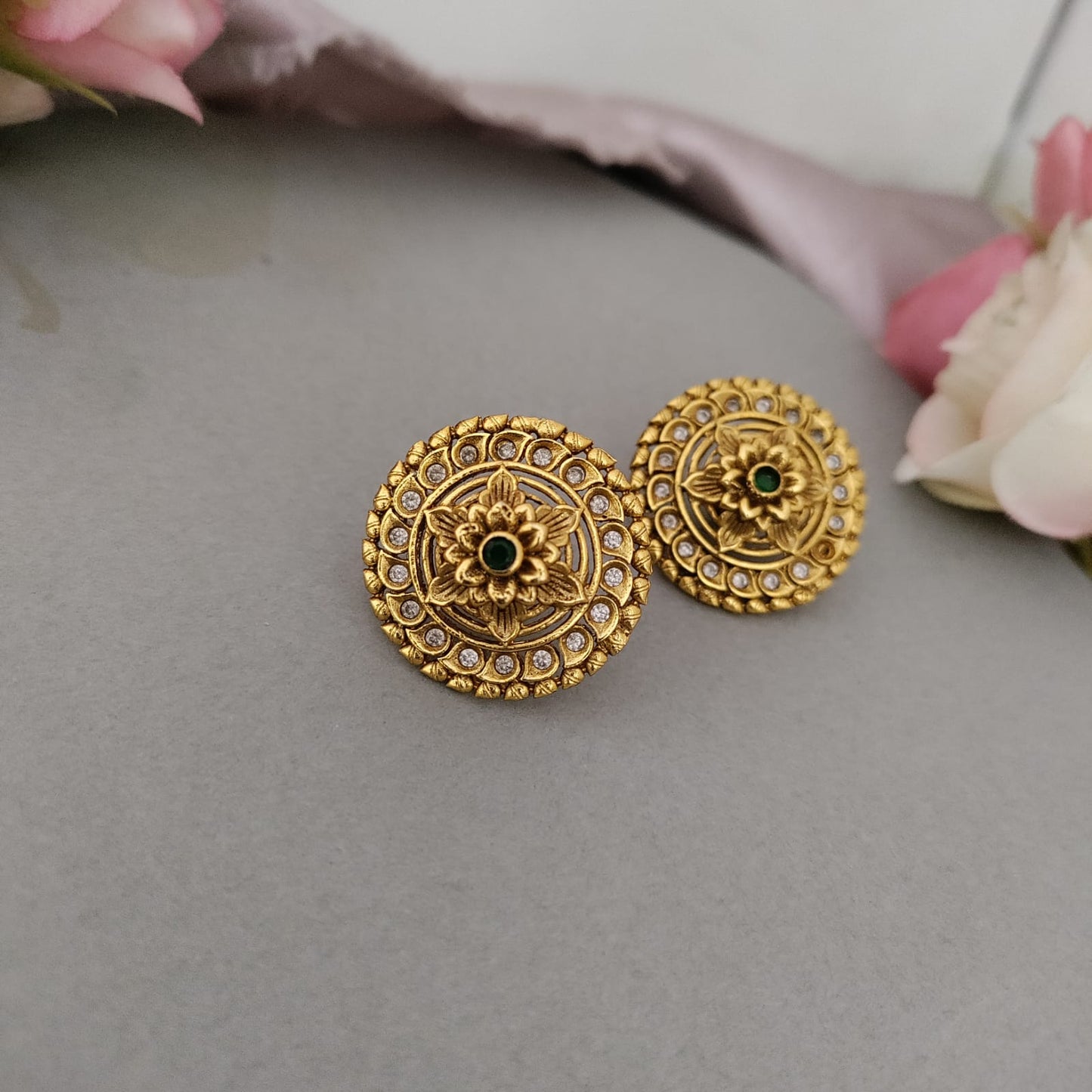 Round green stone stud