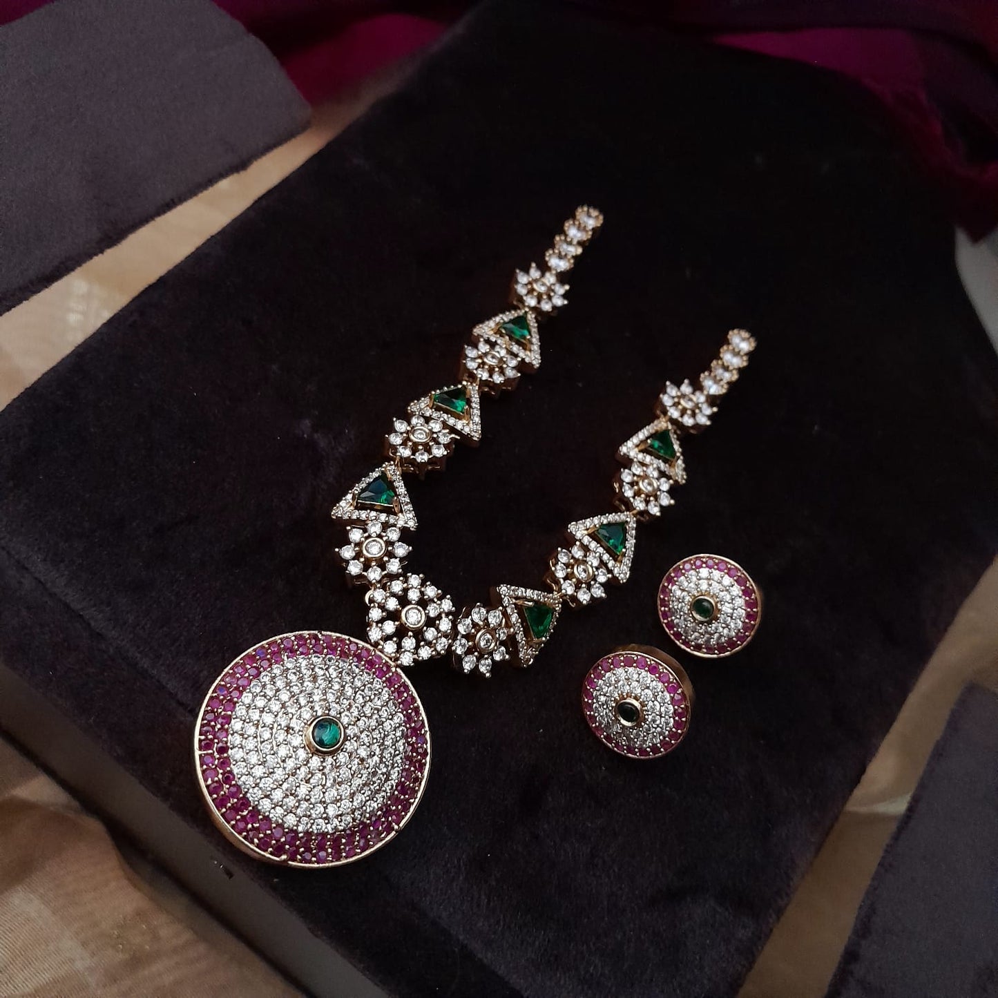 White CZ stone round pendant neckset