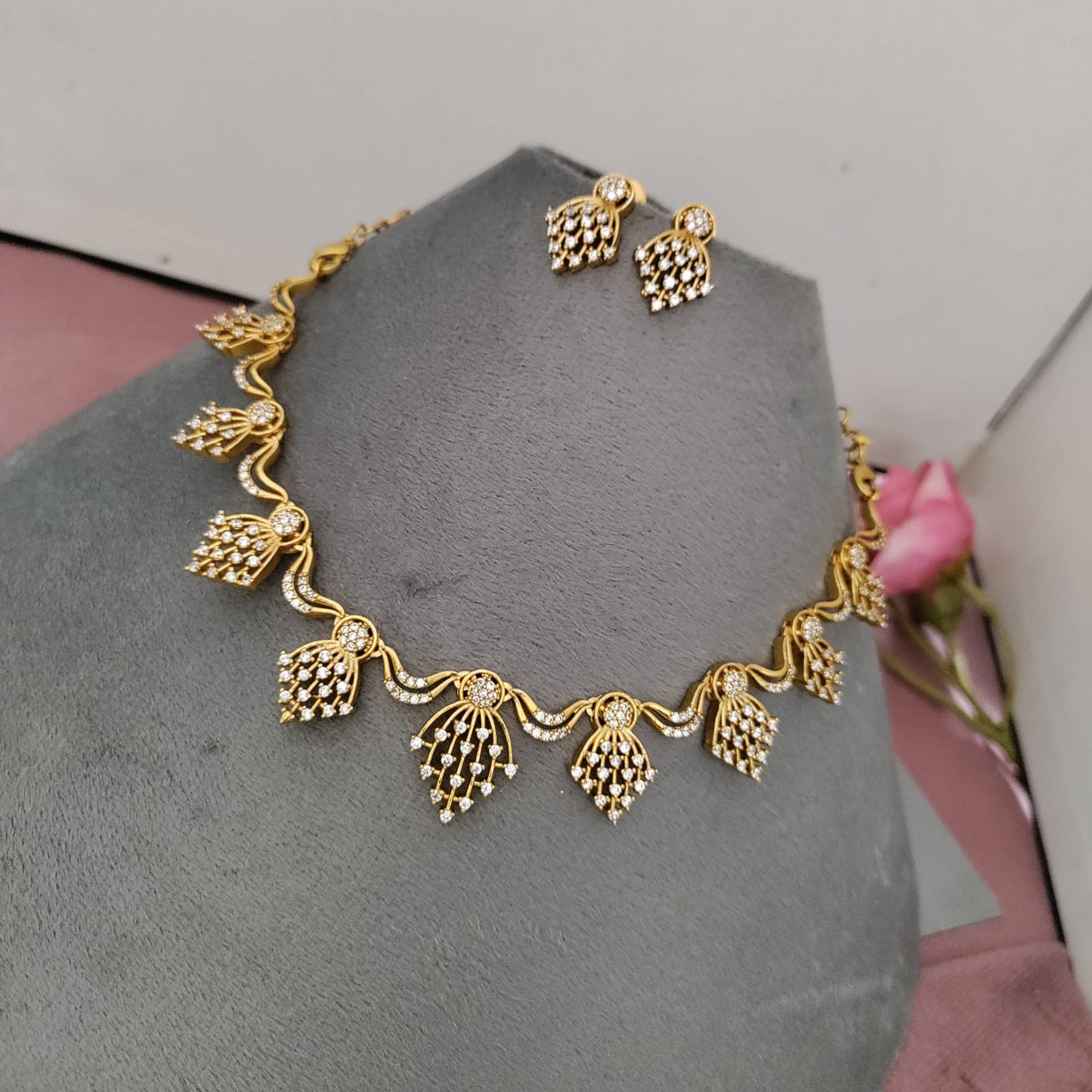 White stone ad necklace set