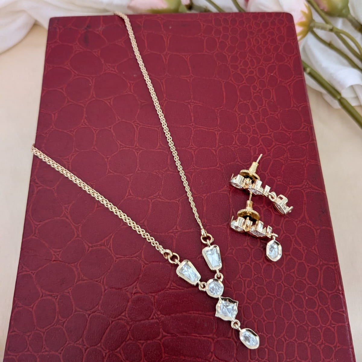 White kundan stone chain
