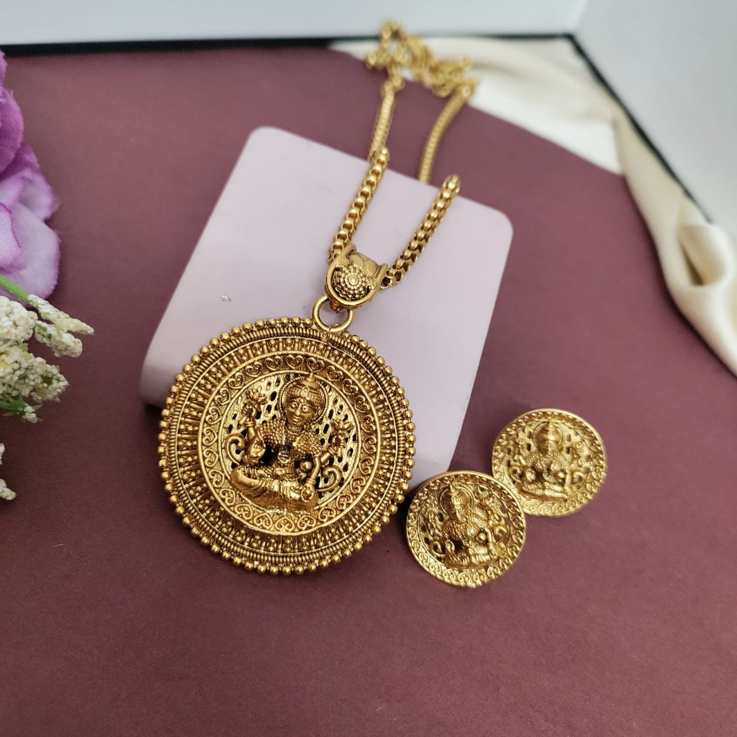 Divine Deity pendant chain set