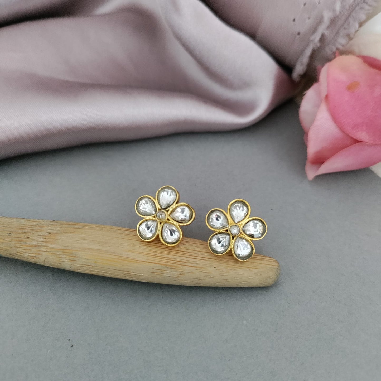 Flower 5 stone stud