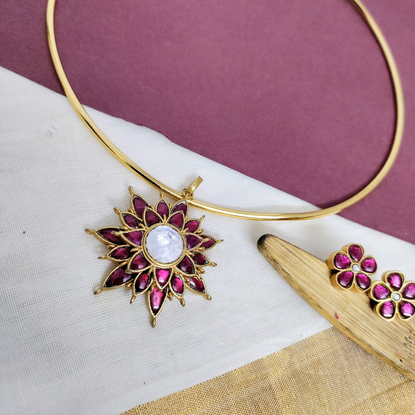 Jadau Kundan Hasli set- Floral layered pendant