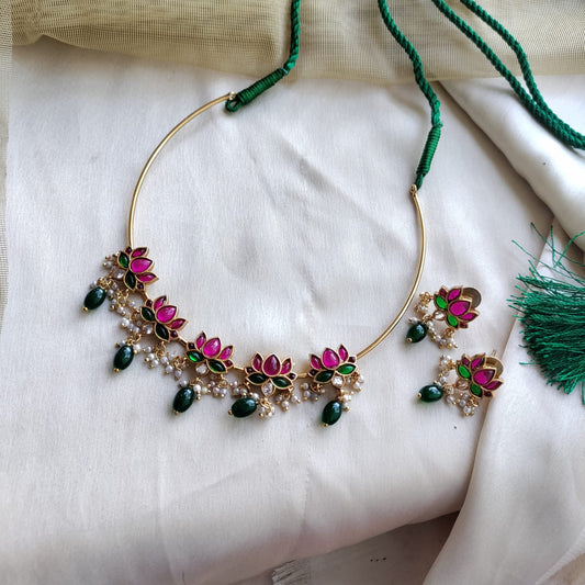 Lotus design kemp stone studded hasuli set