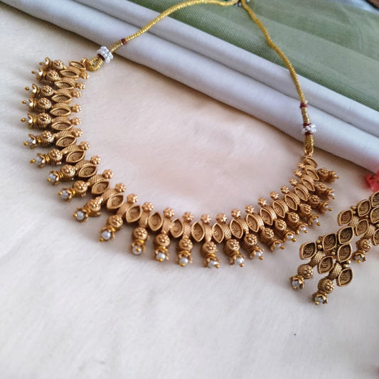 Golden necklace with ruby/emerald/pearl stone