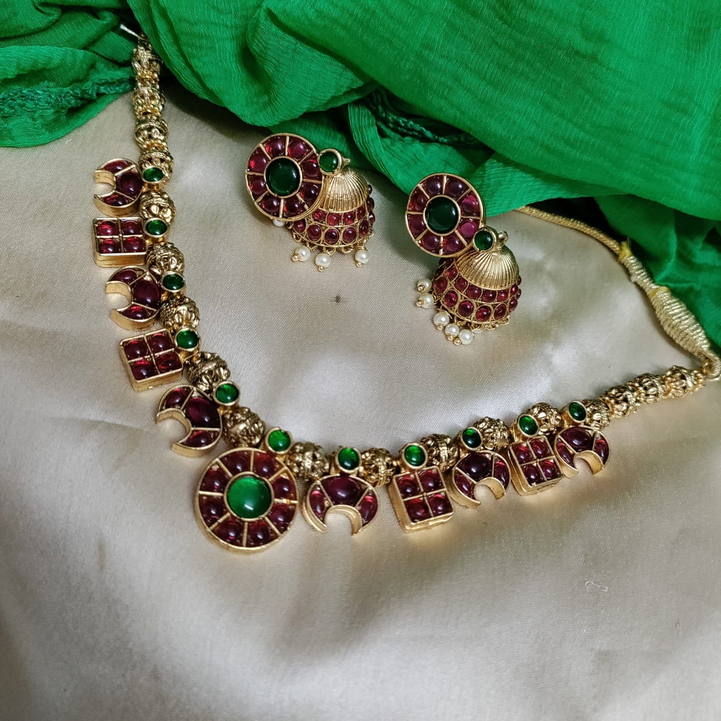 Small kemp pendants necklae set
