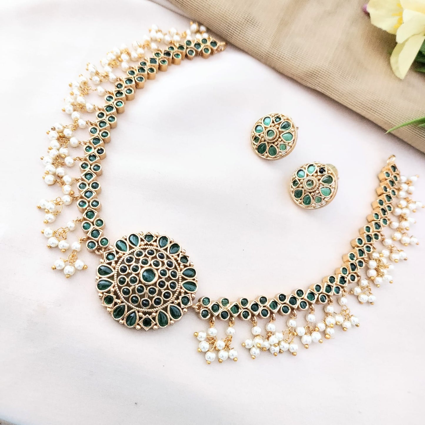 Round centre pendant choker necklace in kemp