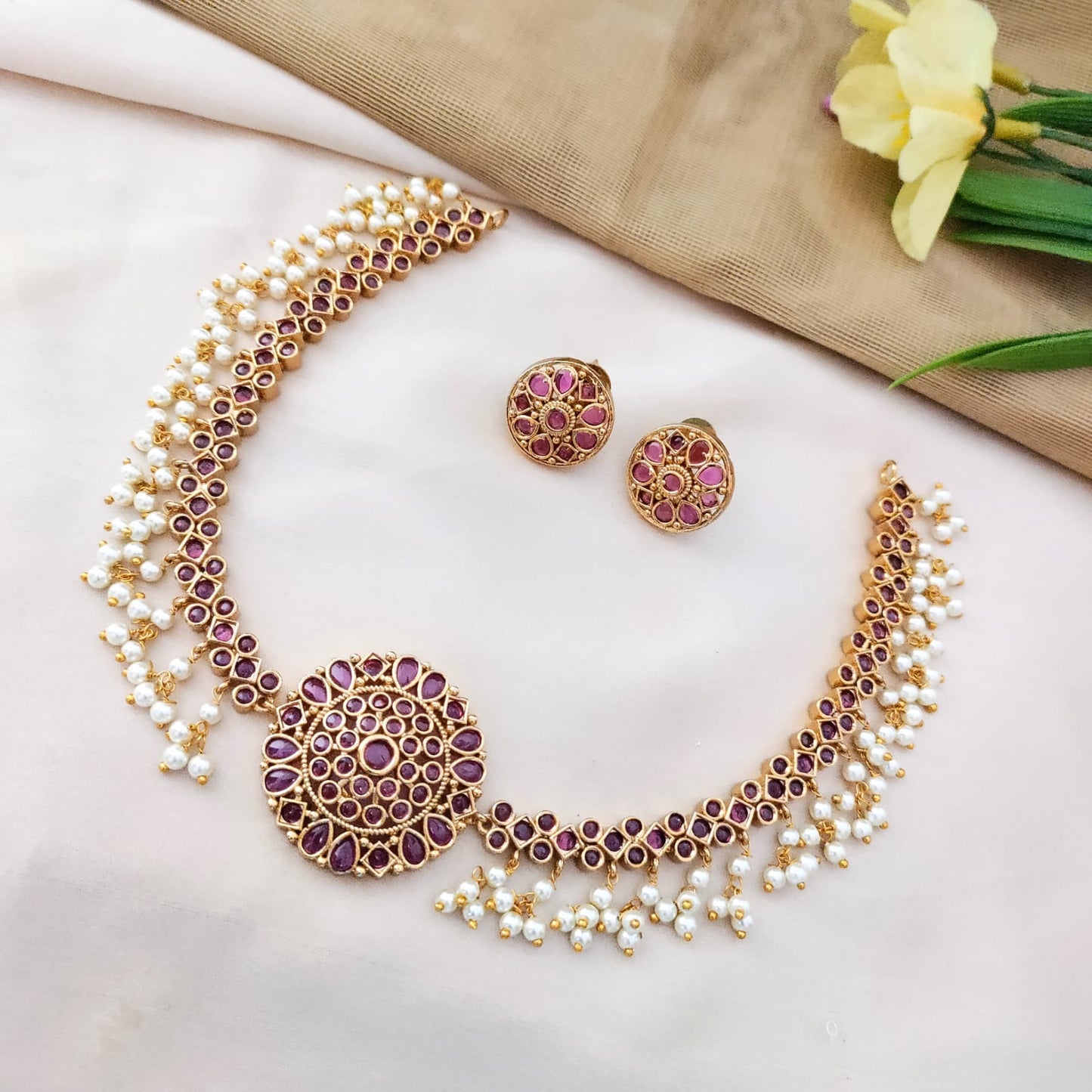 Round centre pendant choker necklace in kemp