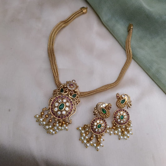 Small pendant choker necklace
