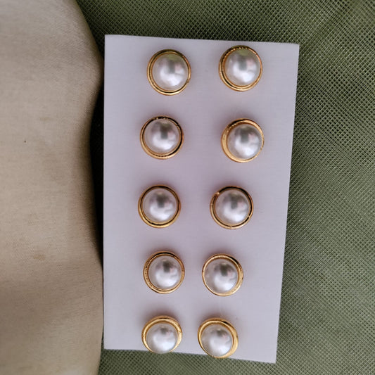 Golden pearl stud earring