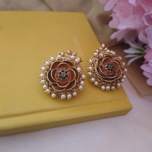 Round stud flower stone earring