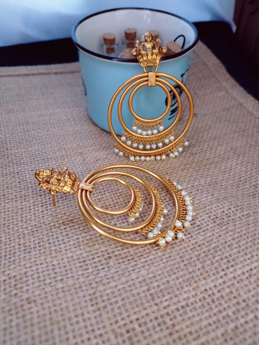 Golden pearl long earring