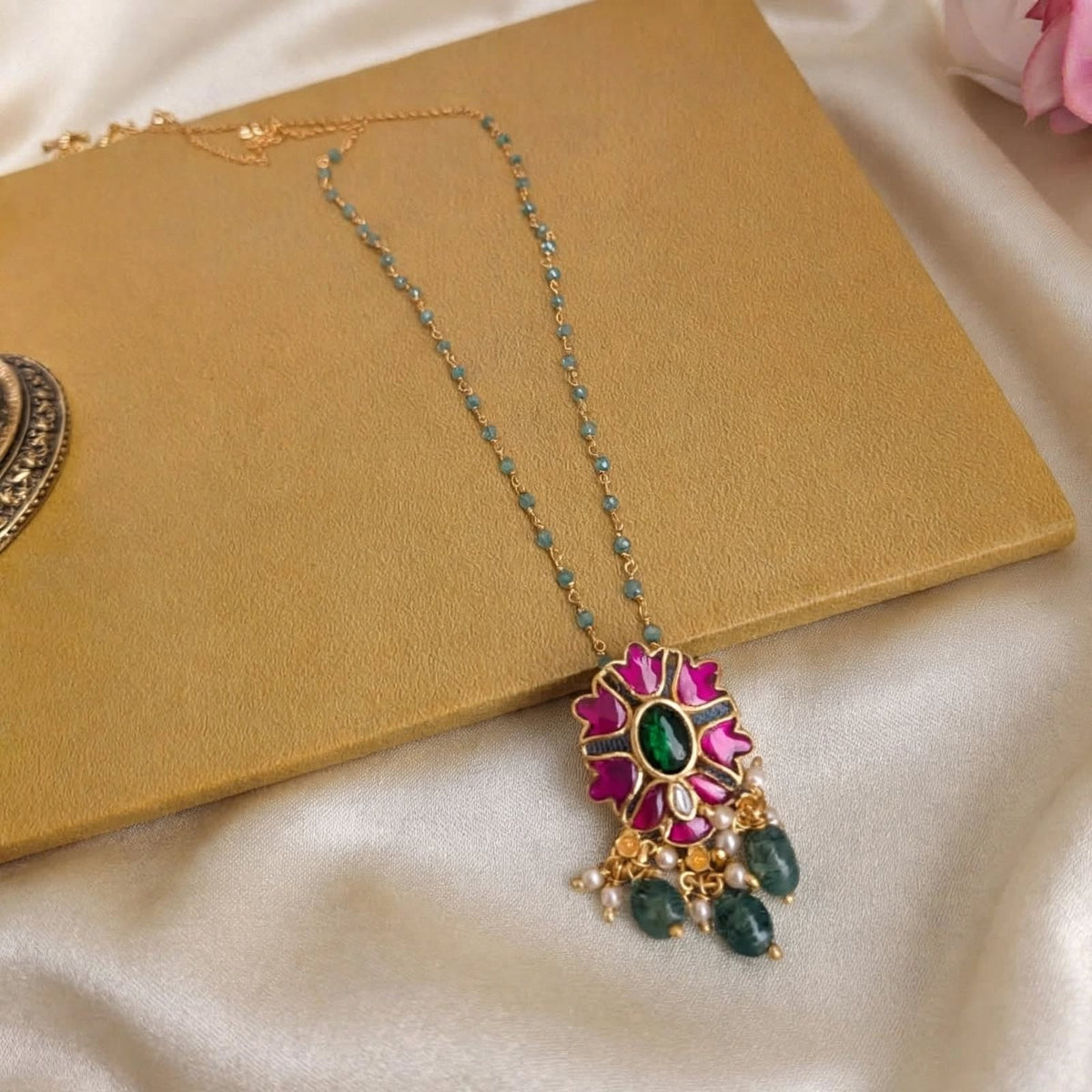 Jadau kundan small pendant with beaded chain