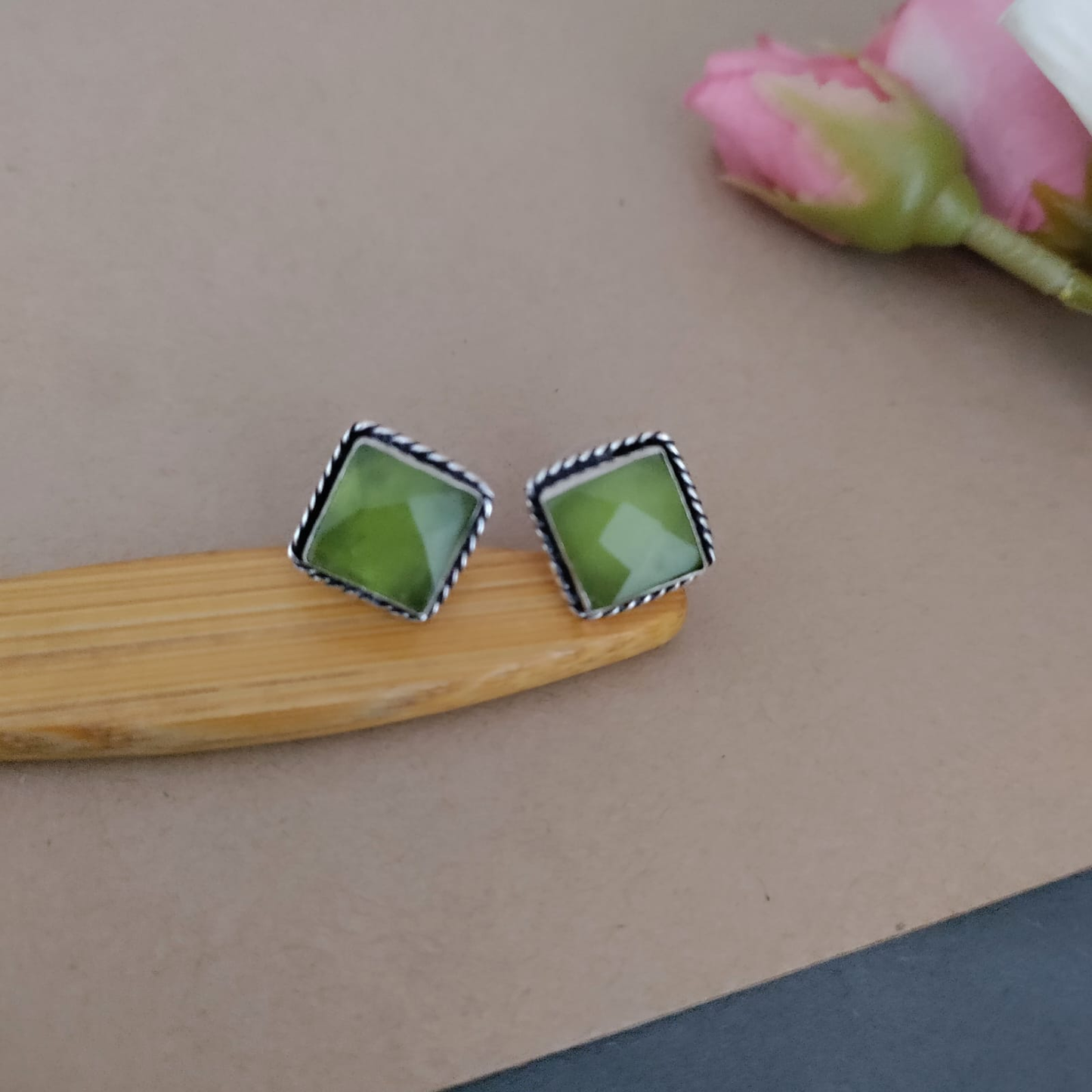 Single stone earring