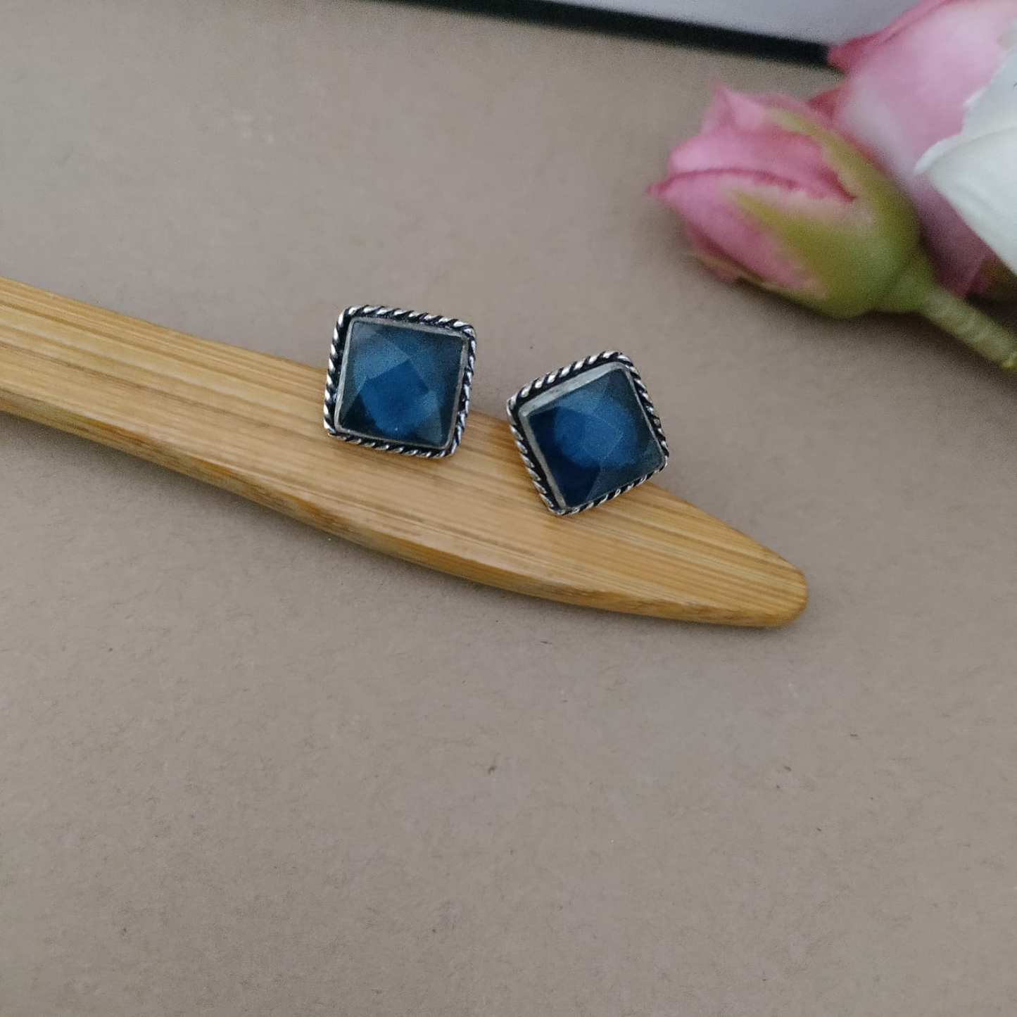 Single stone earring