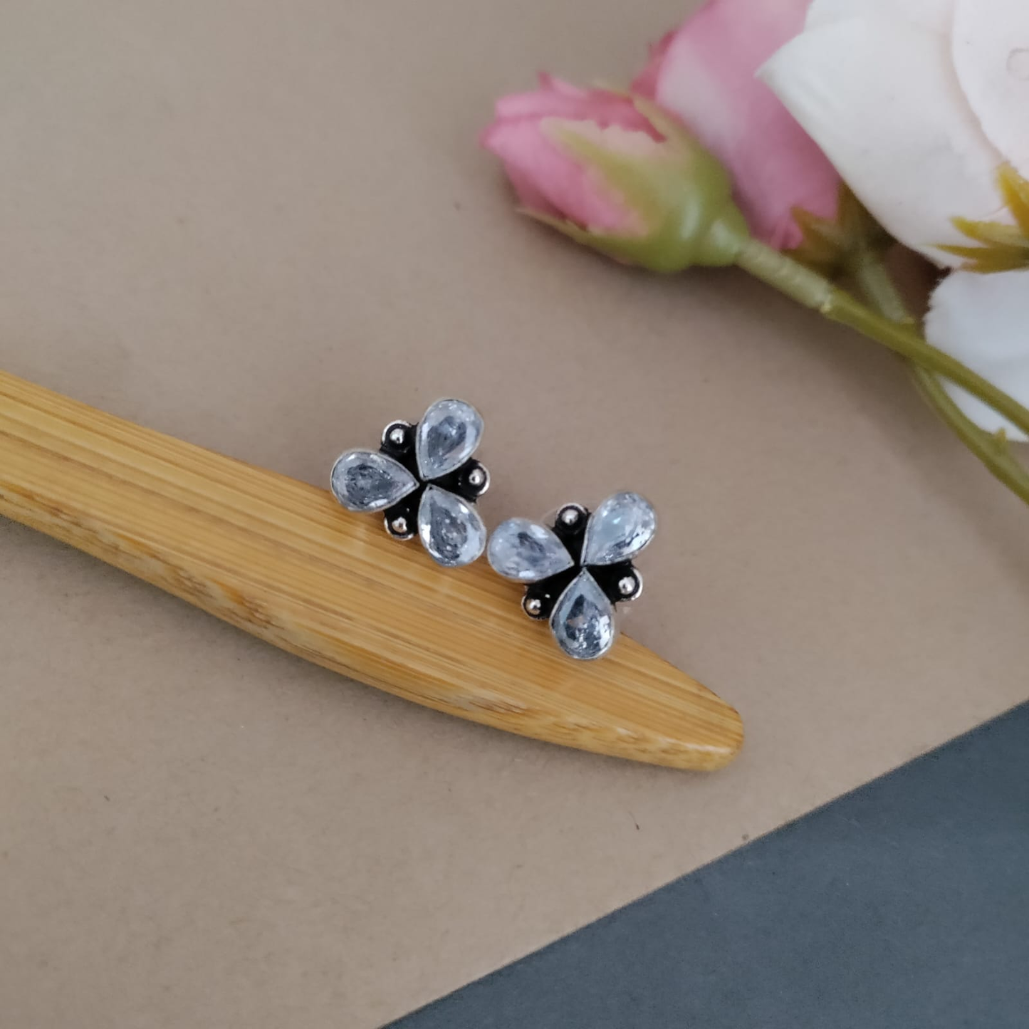 3stone stud earring