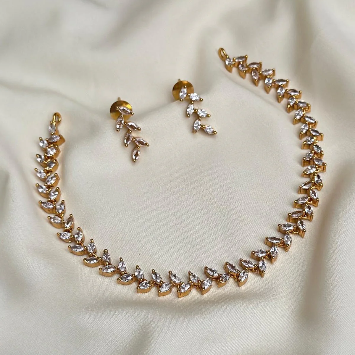 Simple leaf AD necklace