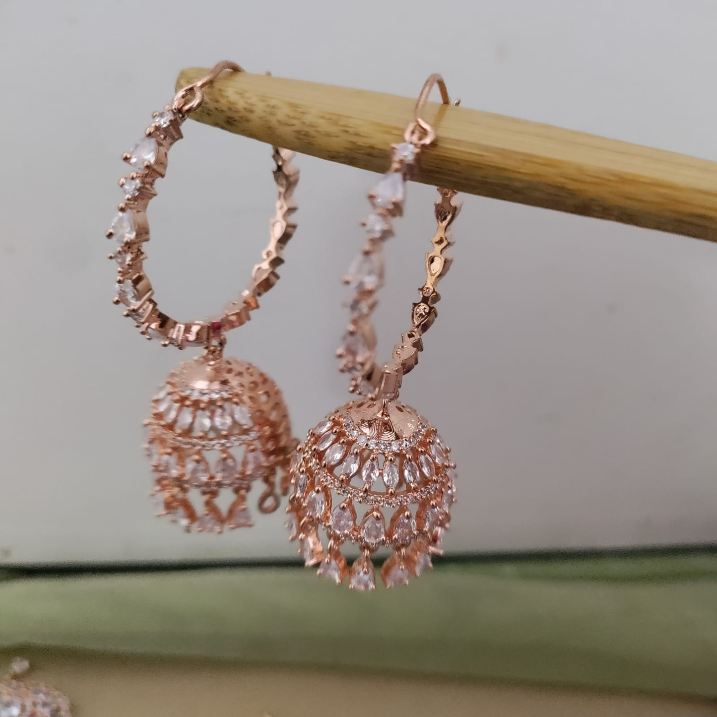 Rose gold necklace with maang tikka