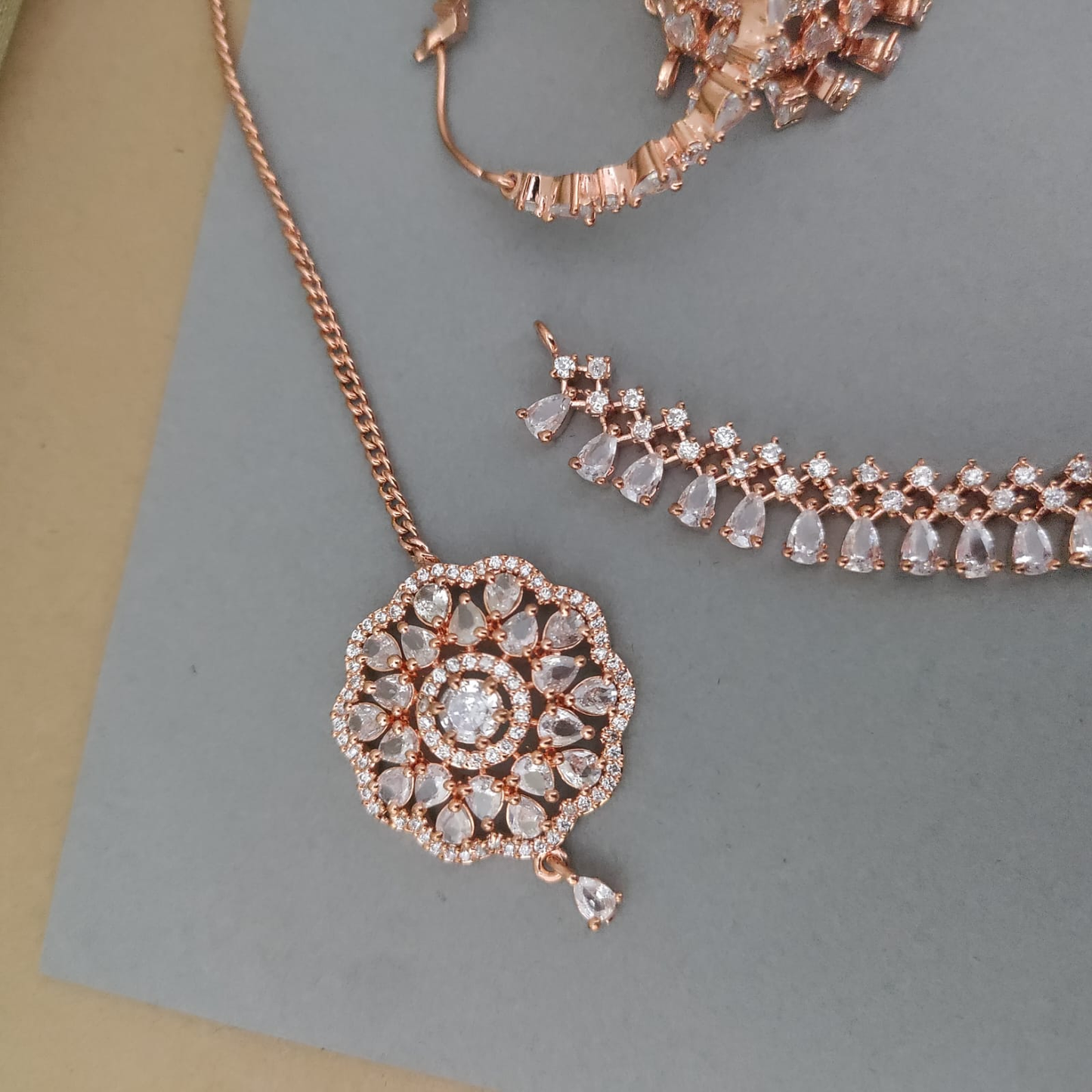 Rose gold necklace with maang tikka