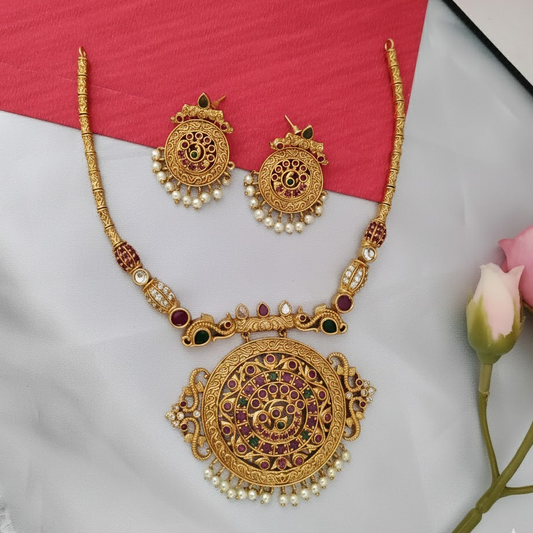 Round gorgeous pendant with hasuli set