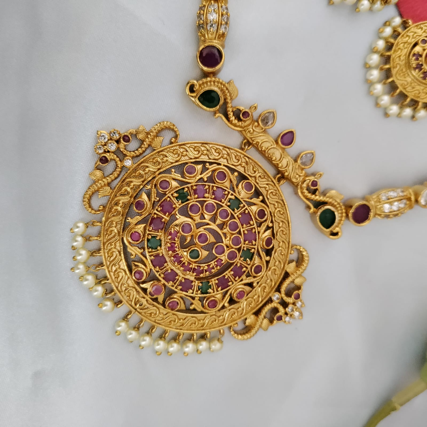 Round gorgeous pendant with hasuli set