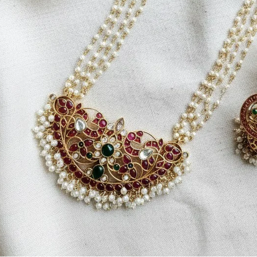 Gorgeous kemp pendant with pearl string Long Necklace