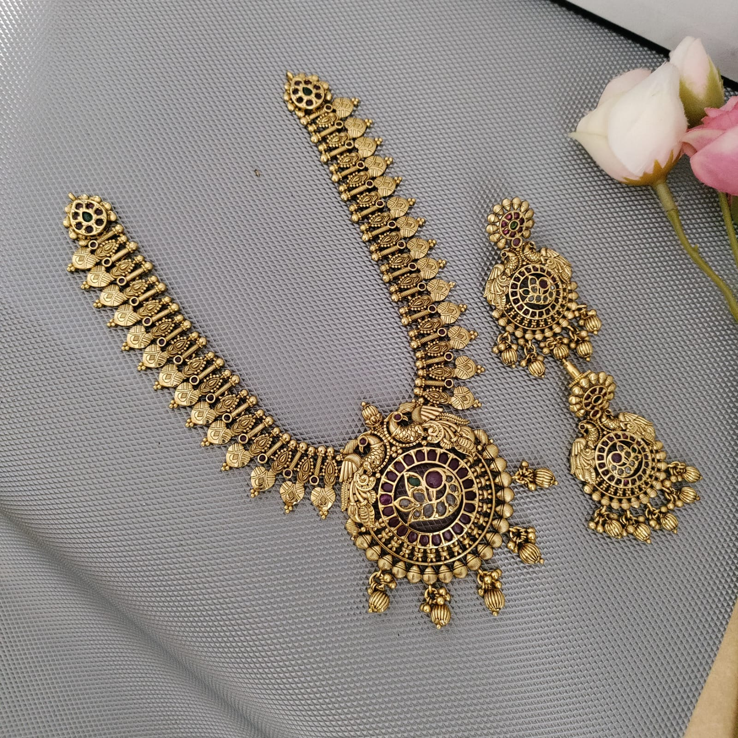 Non-idol coin kemp stone necklace - Mid length