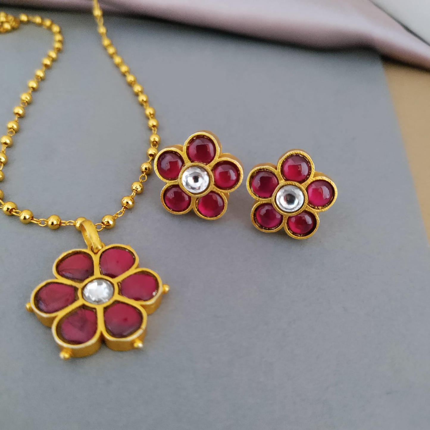 Flower stone jadau chain set