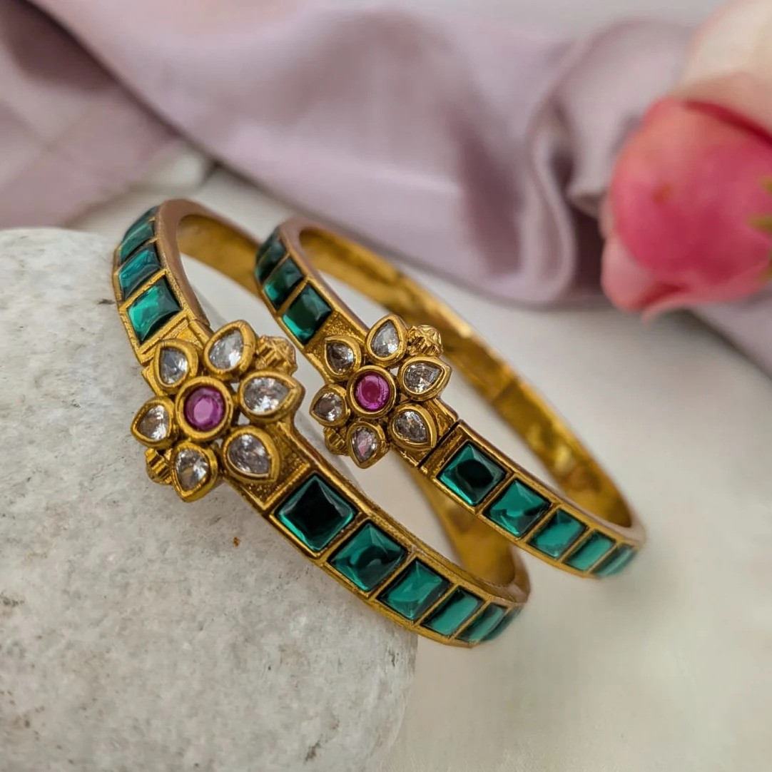 Green stone bangle screw type
