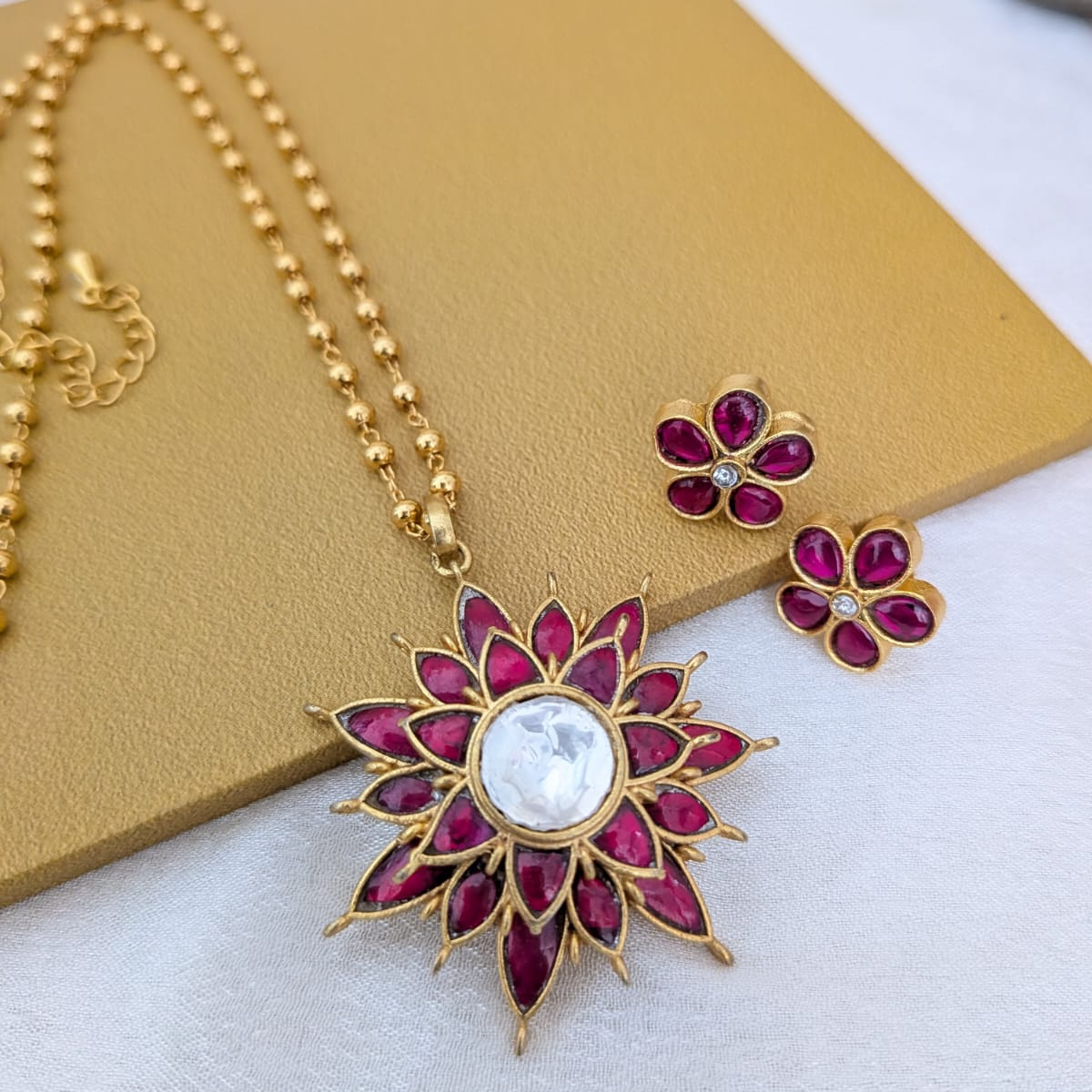 Jadau Kundan Hasli set- Floral layered pendant