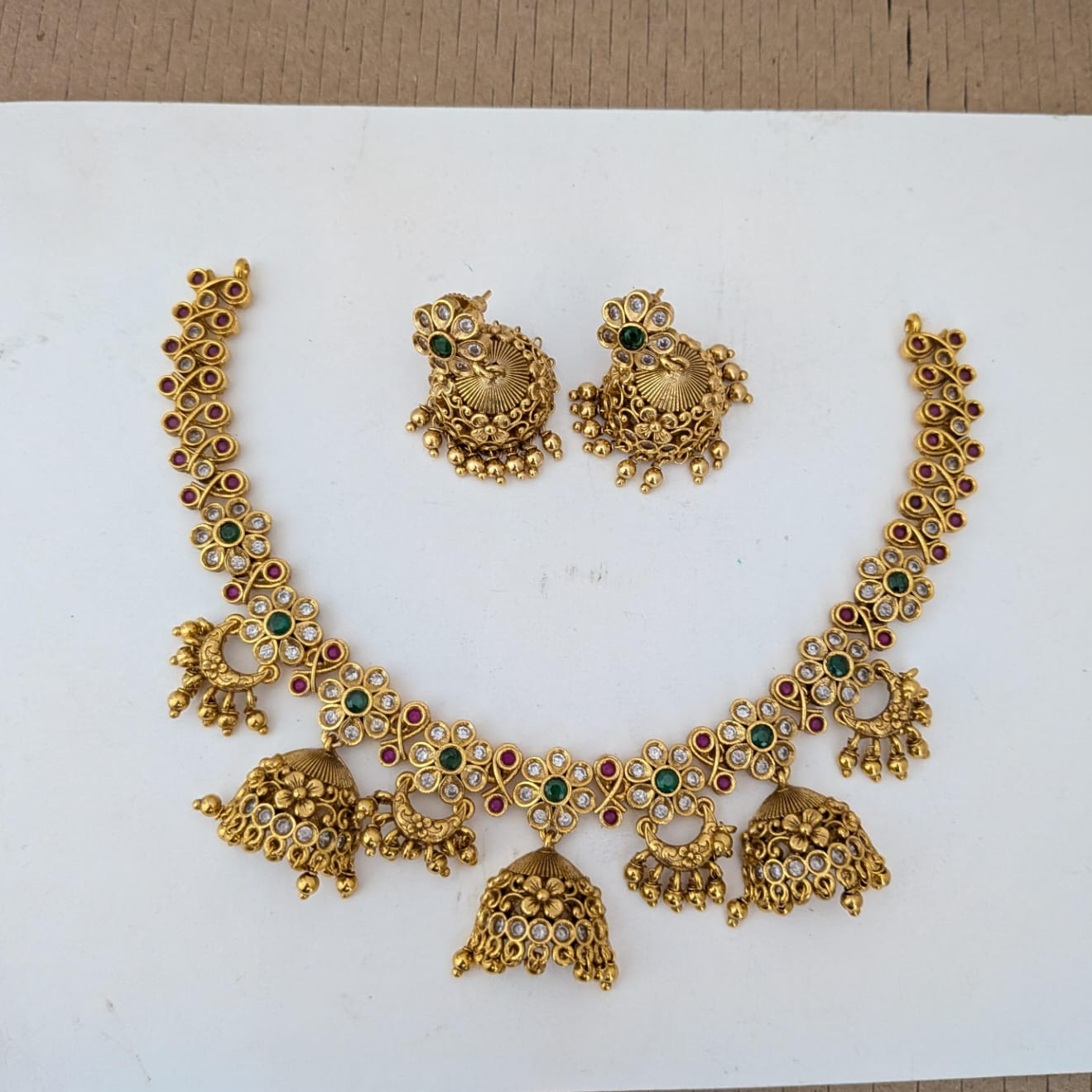 Golden necklace with tiny jumkhas