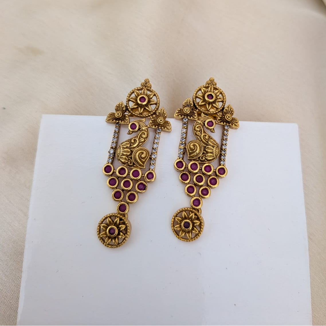 Broad necklace with peacock design