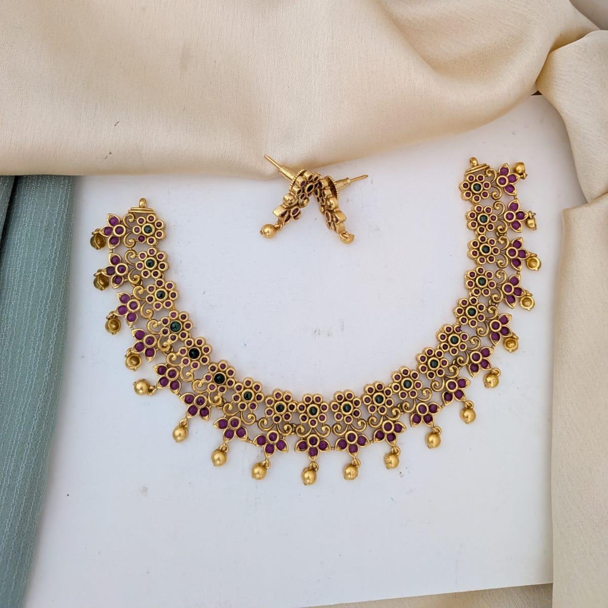 Floral kemp stone necklace
