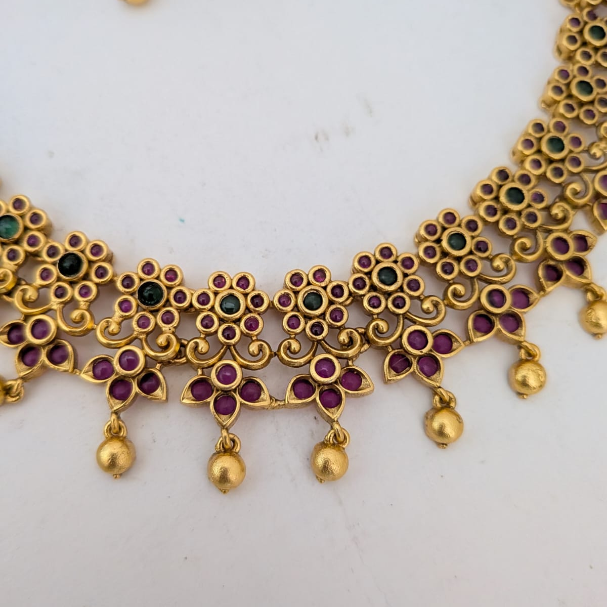 Floral kemp stone necklace