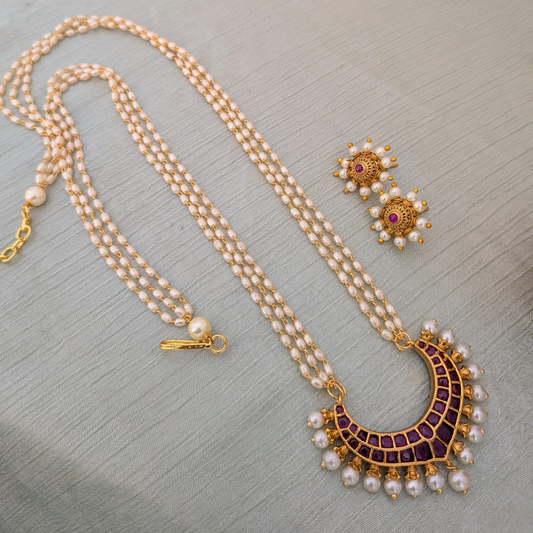 Cresent shaped kemp pendant Long Necklace