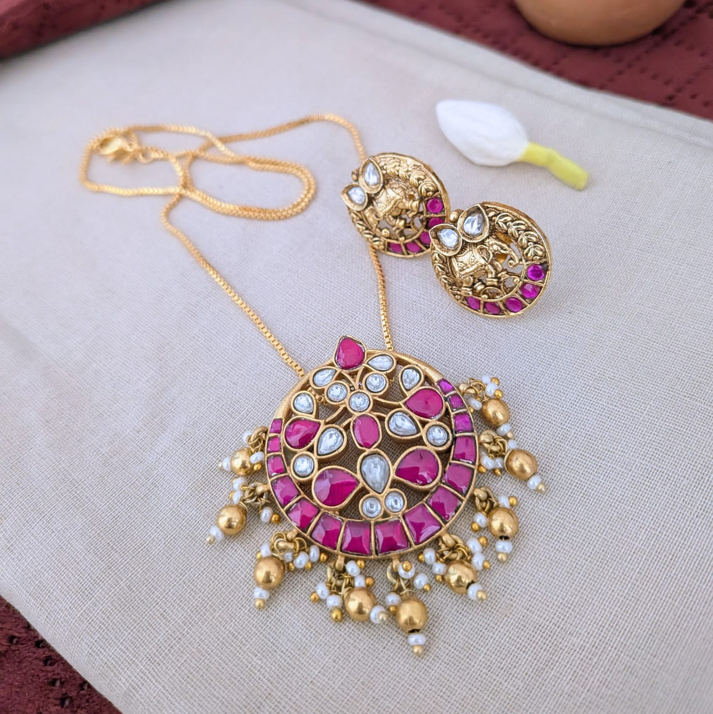 Jadau kundan round ruby pendant chain