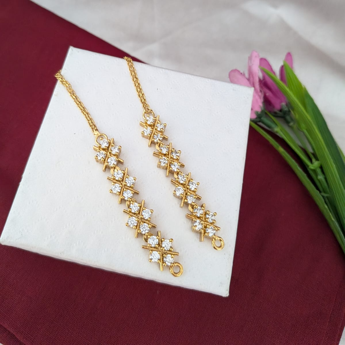 White stone diamond look maatel / Earchain