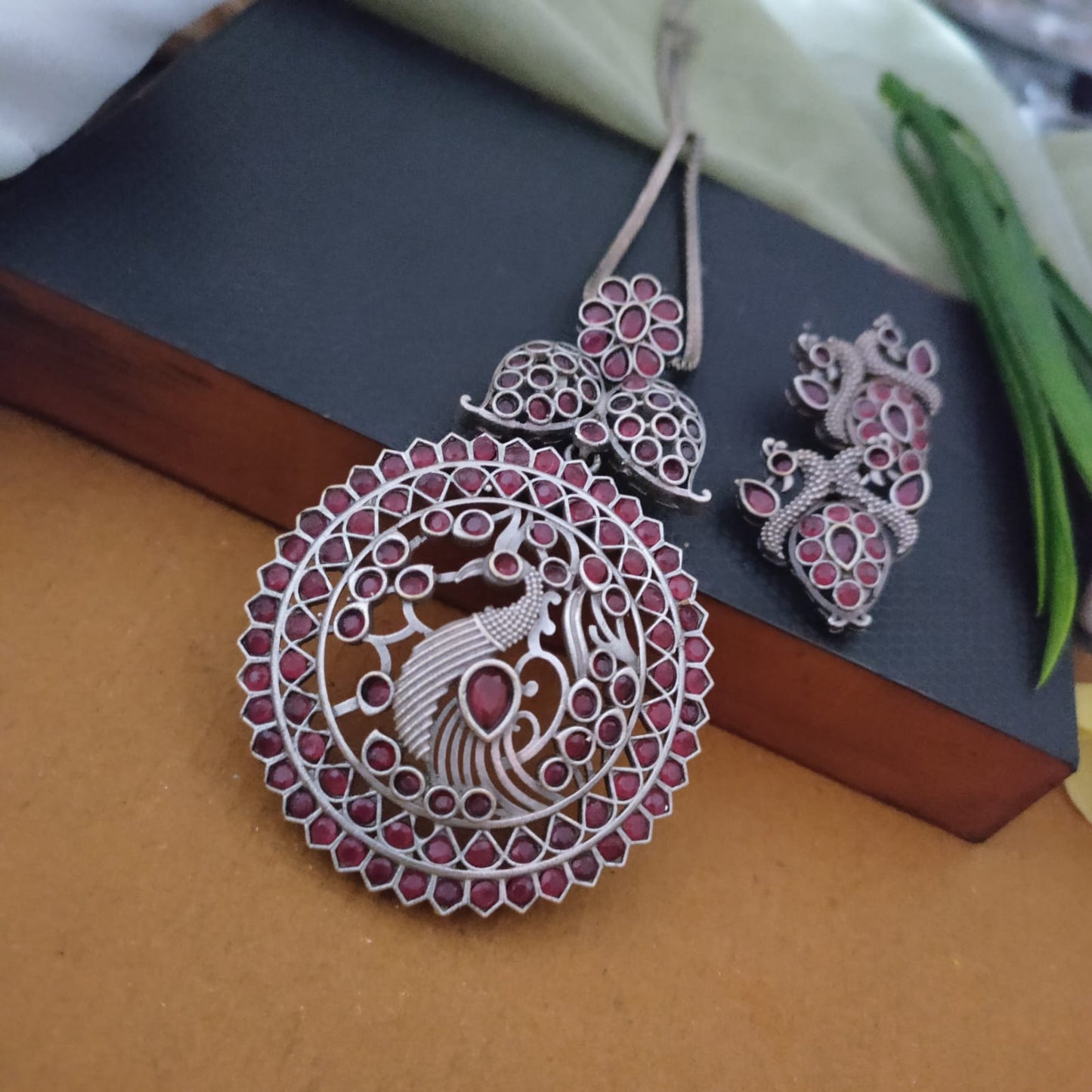 Peacock kemp stone long silver replica chain set
