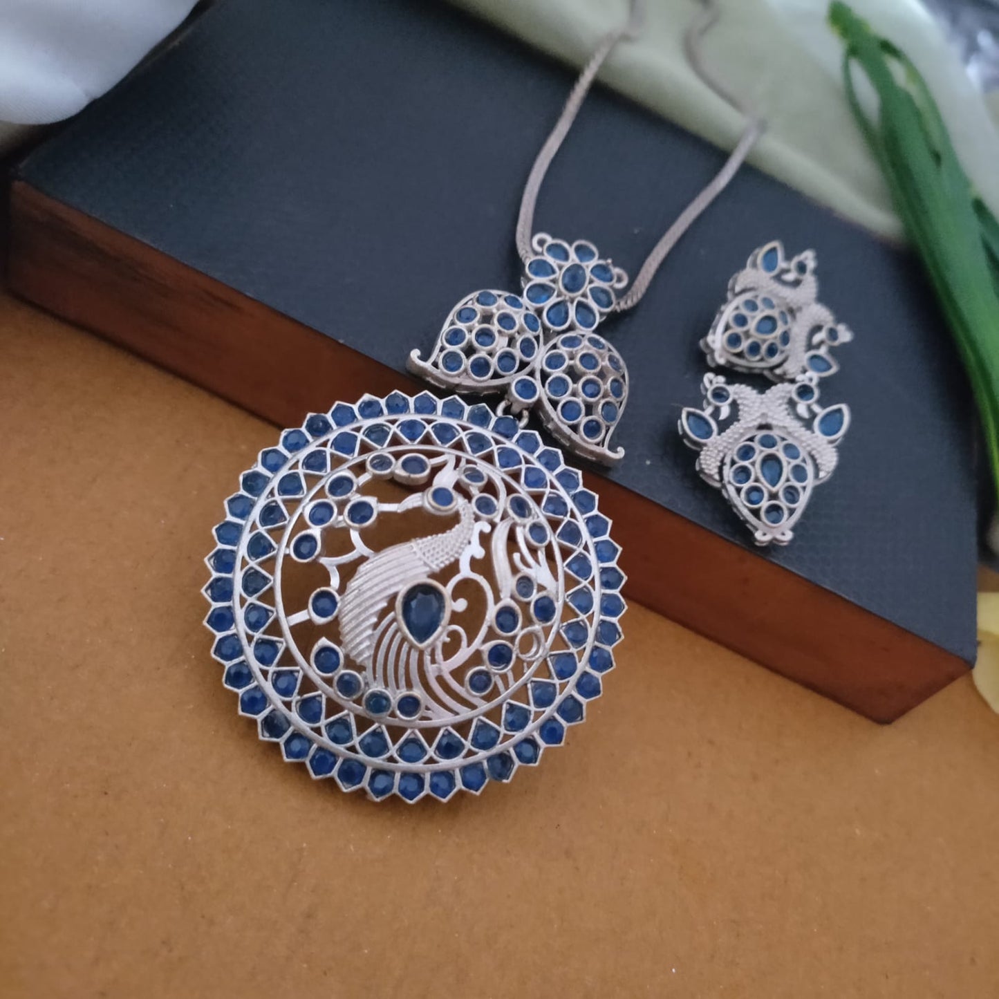 Peacock kemp stone long silver replica chain set